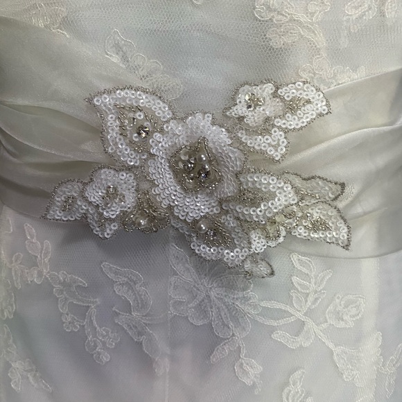 Beautiful by Enzoani Wedding Gown Size 24 NWOT - Picture 6 of 14